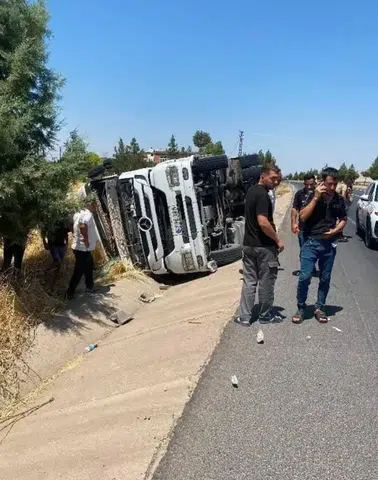 Diyarbakır Çınar yolunda devrilen tırın şoförü hastaneye kaldırıldı