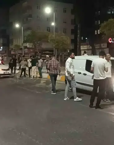 Şanlıurfa'da trafik uygulaması sırasında bir polis memuru araçların arasında kalarak yaralandı