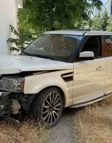 Elazığ’da kaldırımda yürüyen gence çarpan cip binaya daldı