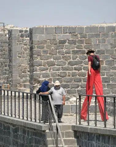 Diyarbakır Surları üzerinde tahta bacaklarla tehlikeli bir gösteri yaptı
