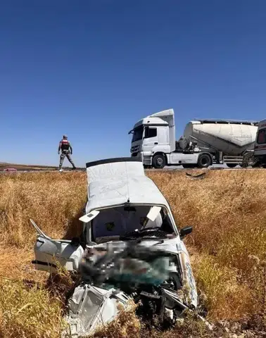 Suruç yolunda otomobil ve traktör çarpıştı dört kişi hastaneye kaldırıldı