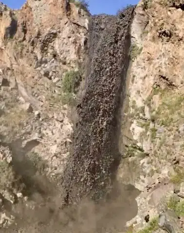 Ağrı Dağı zirvesinde eriyen buzlar çamurlu şelalelere dönüştü