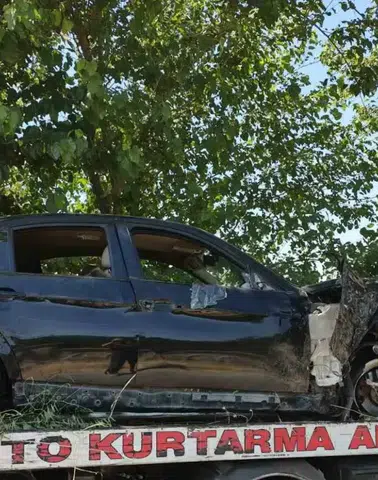 Batman'da ağaca çarpan otomobil boş araziye savruldu, yaralanan olmadı