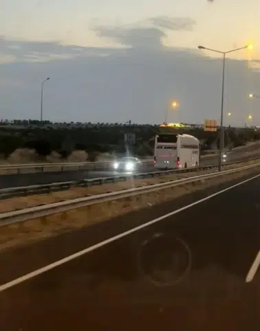 Şanlıurfa otobanında ters yöne giren yolcu otobüsü trafiği birbirine kattı
