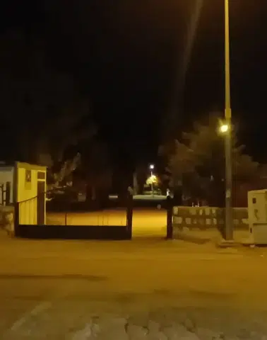 Parkta oturan kadının başına yorgun mermi isabet etti