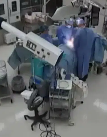Deprem ameliyathaneyi vurdu! Doktorlar hastaya siper oldu