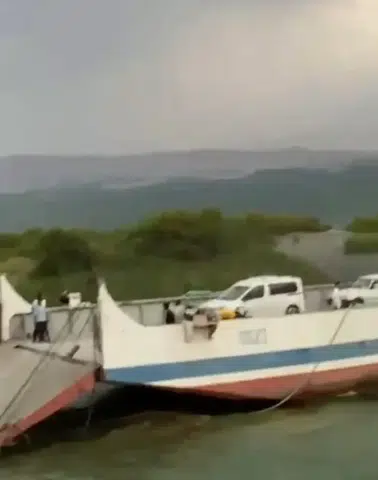 Elazığ'da fırtına feribot seferlerini aksattı