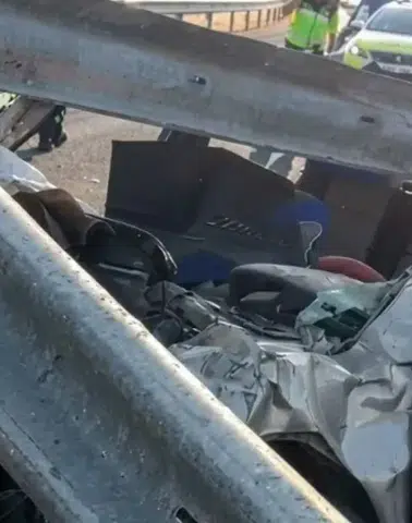 Şanlıurfa yolunda kontrolden çıkan araç bariyerlere girdi