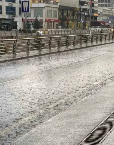 Meteoroloji uyarısı sonrası Elazığ'da sağanak yaşamı felç etti