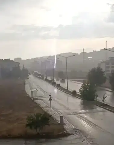 Elazığ'da yıldırım düşme anı cep telefonu kamerasında