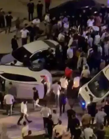 Yüksekova İpekyolu Caddesi üzerinde park halindeki araçlara çarpan otomobil dört kişiyi yaraladı