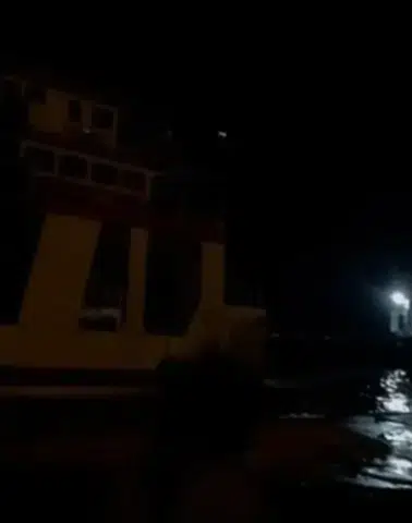 Şiddetli fırtınada sürüklenen feribotun yolcuları tahliye edildi