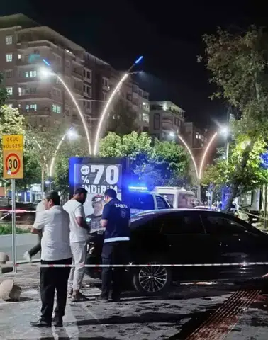 Batman Diyarbakır Caddesi üzerinde otomobil aydınlatma direğine çarparak durabildi