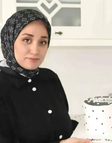 İki çocuk annesi geceleri pasta yapıp butik pastane hayalini kuruyor