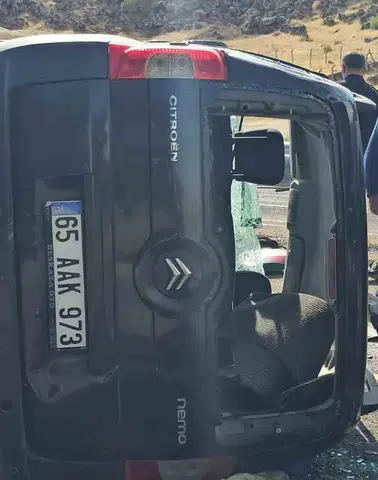 Bitlis Adilcevaz yolunda kamyonet devrildi iki kişi yaralandı