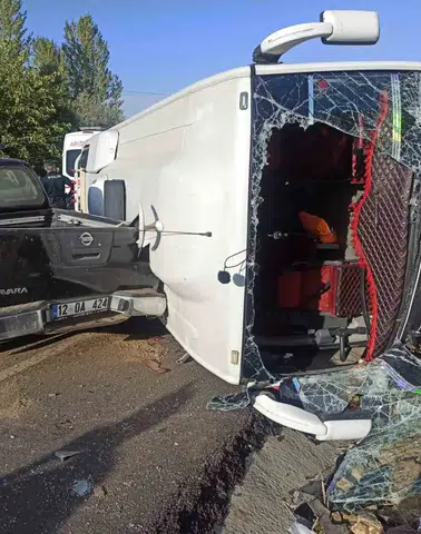 Bingöl'de midibüs ve pikap çarpıştı: 12 kişi yaralandı