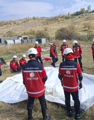 Hakkâri'de MEB AKUB ekibine afetlerde acil barınma eğitimi verildi