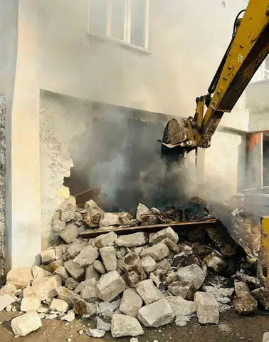 Siirt Kurtalan'da bir evin odunluğunda yangın paniği yaşandı