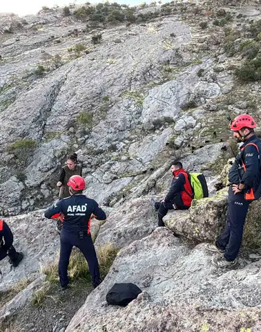 Tunceli'de sarp kayalıklarda mahsur kalan keçiler AFAD tarafından kurtarıldı