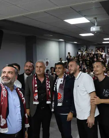 Elazığsporlu futbolcular öğrencilerle bir araya geldi