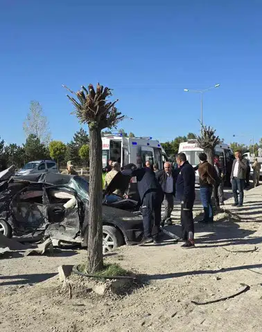Van Edremit yolunda iki araç çarpıştı beş kişi yaralandı
