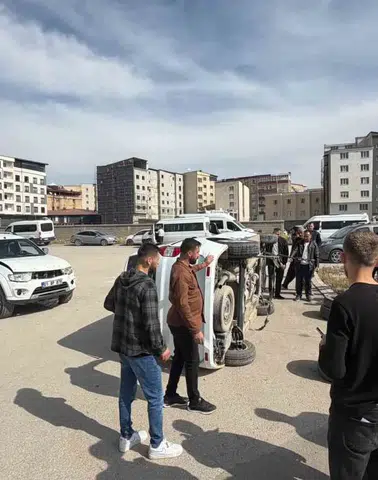Yüksekova'da iki aracın karıştığı trafik kazasında bir kişi yaralandı