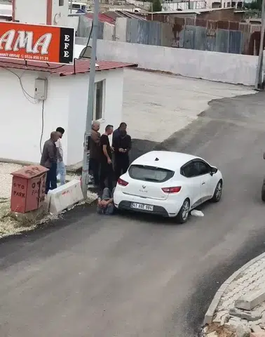 Elazığ Rüstempaşa Mahallesi'nde otomobilin çarptığı yaya hastanelik oldu