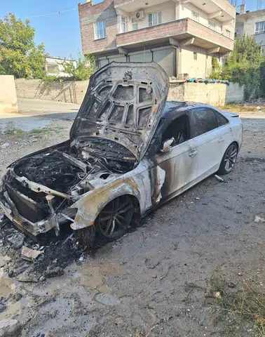 Birecik'te lüks otomobile silahlı saldırı ve kundaklama girişimi