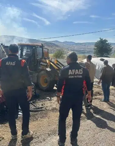 Tunceli Akpazar'da çıkan ahır yangını ekiplerin müdahalesiyle kısa sürede söndürüldü