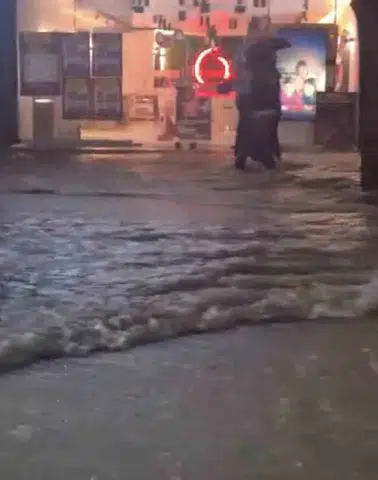 Elazığ'da aniden bastıran sağanak yağış hayatı felç etti