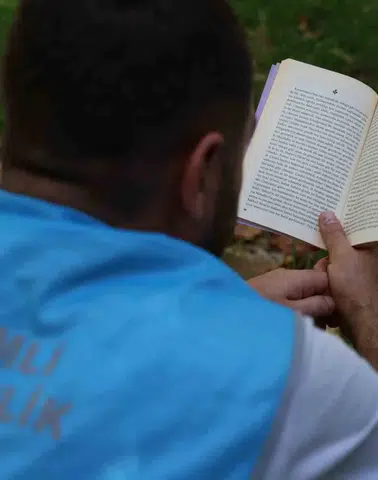 Diyarbakır'da yükümlüler her yerde kitap okuyarak hayata hazırlanıyor