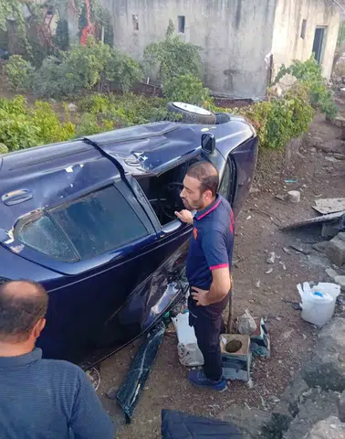 Kurtalan ilçesinde kontrolden çıkan otomobil evin bahçesine devrildi