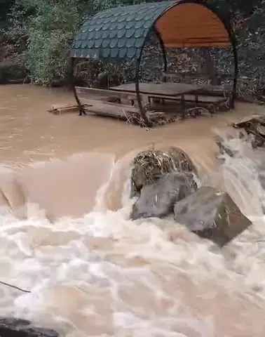 Palu'da sağanak yağış Teke Deresi'ni taşırdı