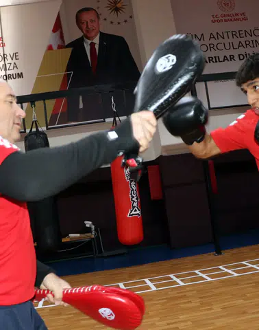 Vanlı milli boksör Furkan Avar dünya şampiyonluğu için ringe çıkıyor