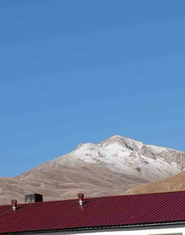 Başkale yüksek kesimlerinde mevsimin ilk kar yağışı görüldü
