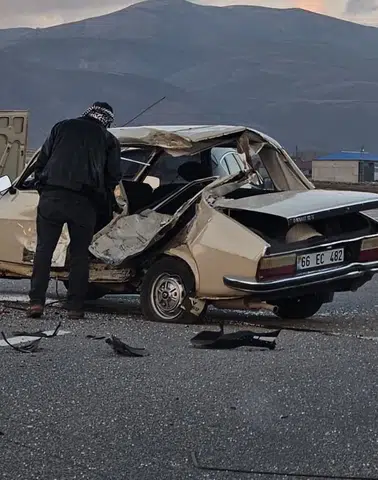 Bingöl Karlıova yolunda otomobil ve motosiklet çarpıştı