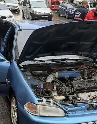 Siirt'te park halindeki otomobil alevlere teslim oldu