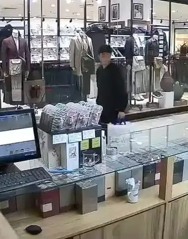 Elazığ'da parfüm dükkanında şaşırtan hırsızlık anı kamerada