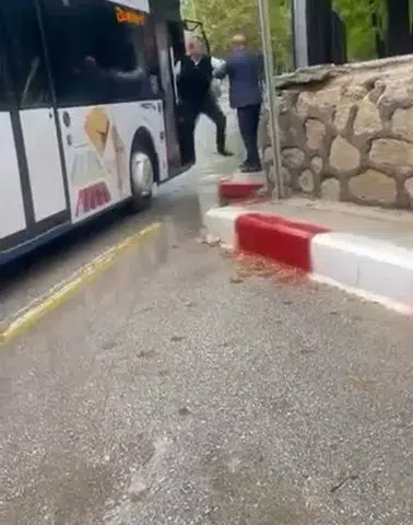 Elazığ'da halk otobüsünde şemsiyeli kavga kameraya yansıdı