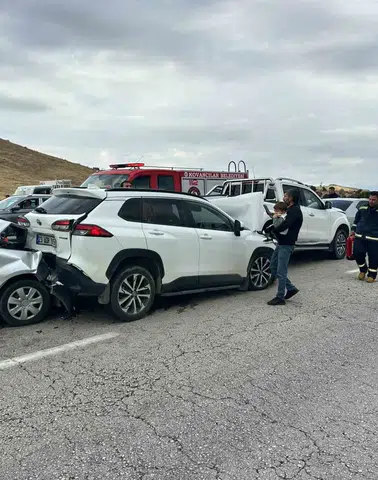Palu Belediye Başkanı'nın konvoyunda zincirleme kaza yaşandı