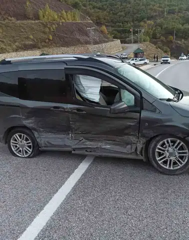 Bingöl kara yolunda iki aracın karıştığı kazada üç kişi yaralandı