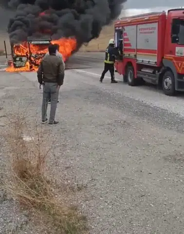 Van yolunda seyir halindeki kamyonet alevlere teslim oldu
