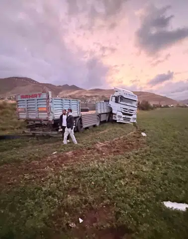 Van Gevaş yolunda tır kazası sonucu iki kişi yaralandı