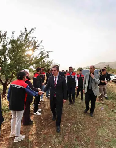 Bitlis Valisi Karakaya Güroymak ilçesinde badem hasadı yaptı