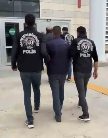Elazığ'da polis yalanıyla 1.5 milyon liralık vurgun yapan 3 kişi tutuklandı