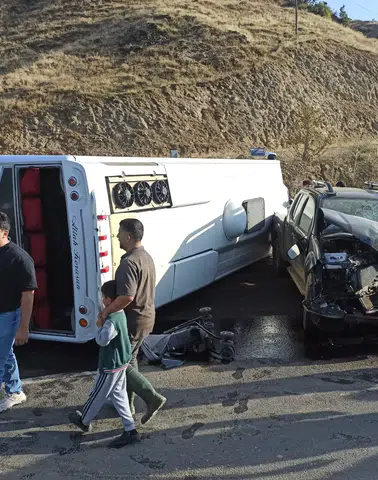 Bingöl yolunda midibüs ve kamyonet çarpıştı