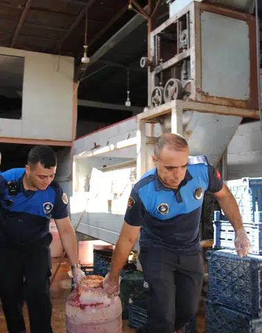 Şanlıurfa'da sağlıksız gıda üretimi yapan imalathaneye zabıta baskını