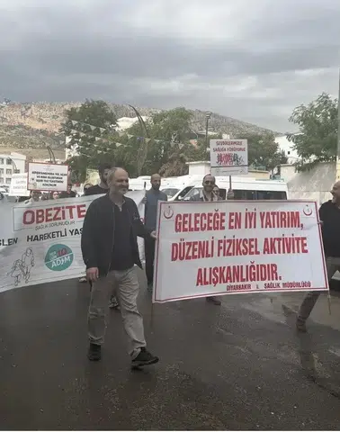 Çermik ilçesinde sağlık çalışanlarından obeziteye karşı farkındalık yürüyüşü