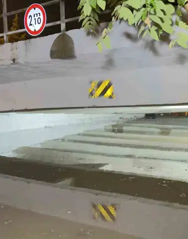 Elazığ'da sağanak yağış alt geçitleri göle çevirdi