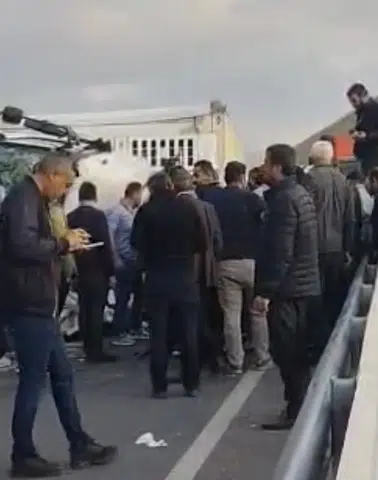 Van Hakkari yolunda tır devrildi bir kişi yaralandı
